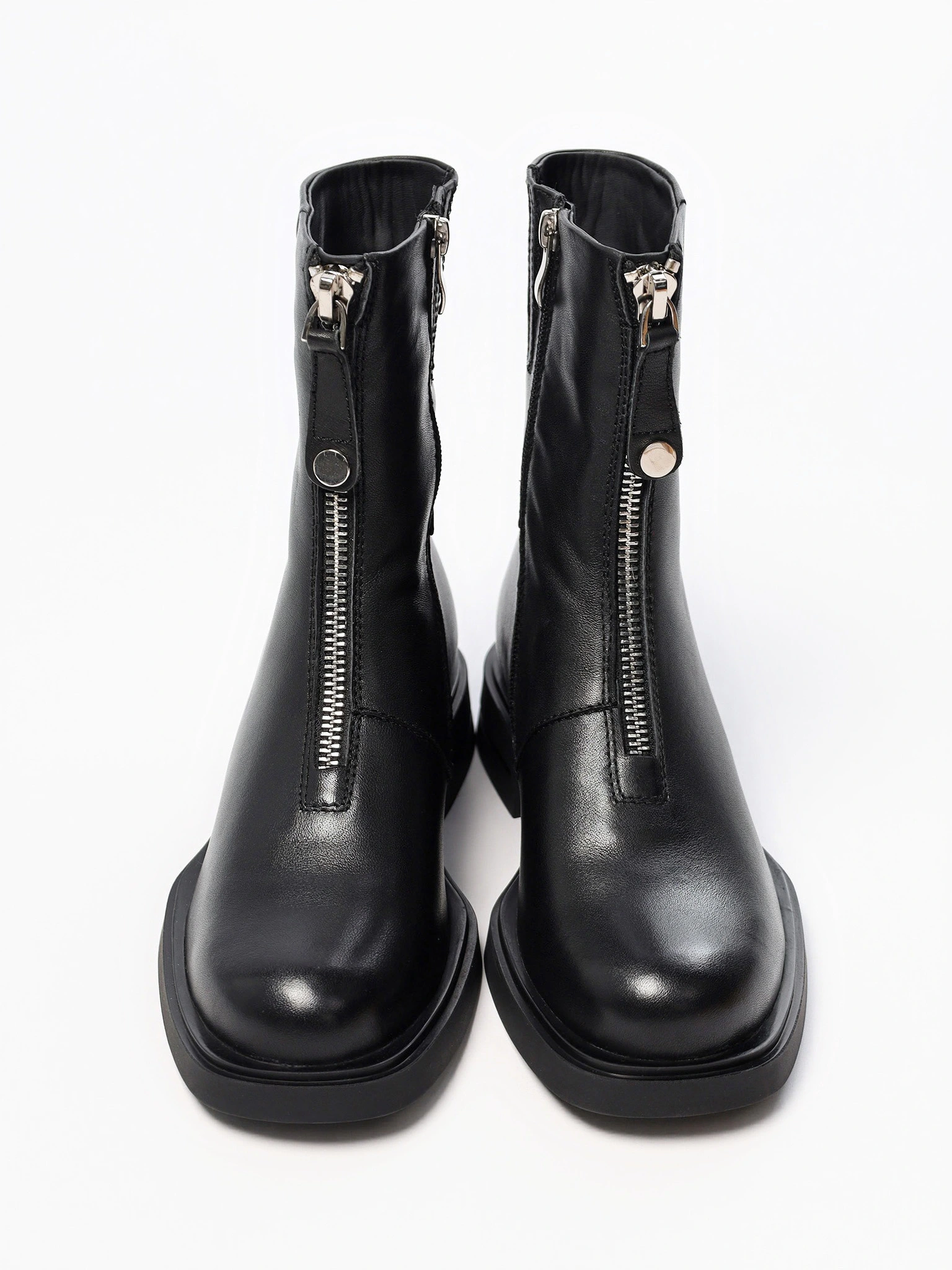 Ботинки черного цвета с декоративной молнией спереди